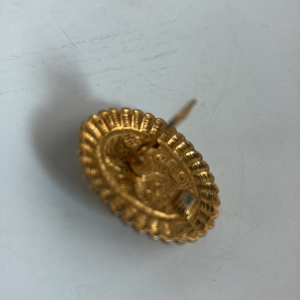 Vintage style gold tone mother of pearl like center w blue stone clip on earring - Picture 4 of 12
